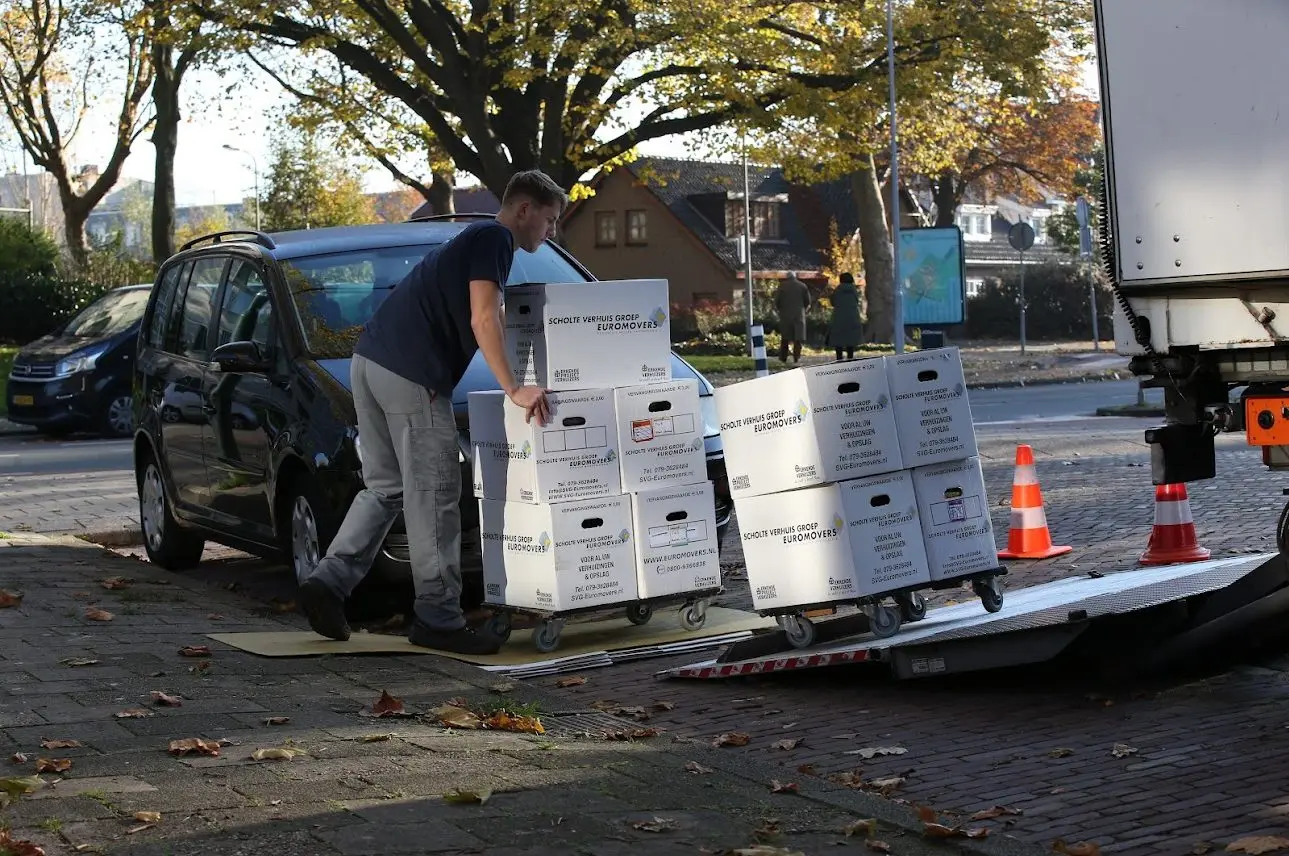 SVG-verhuizer laadt verhuisdozen in bij een particuliere verhuizing